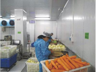 食材安全是食堂所有工作的基礎(chǔ)，直接關(guān)系到食堂的存亡。有的食堂追求便宜，卻忽略了安全問(wèn)題，不能很 好的控制食材的品質(zhì)和安全，輕則影響菜品質(zhì)量